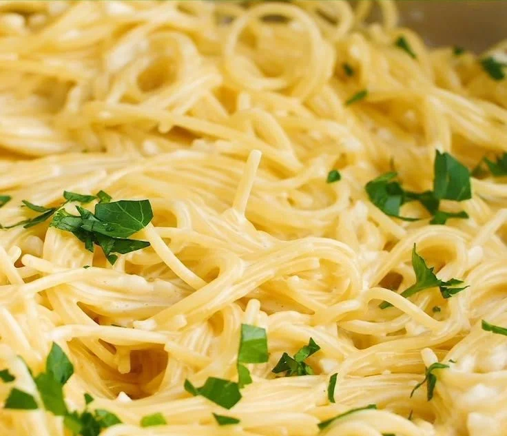 One pot Garlic Parmesan Pasta with creamy sauce and garlic herbs