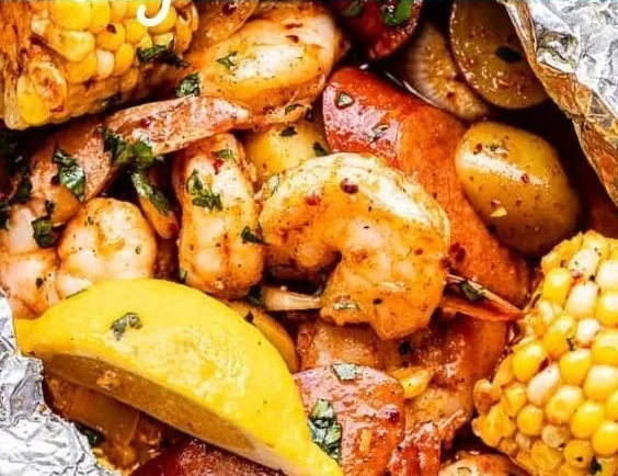 Shrimp boil in foil packets recipe with shrimp, corn, and seasonings