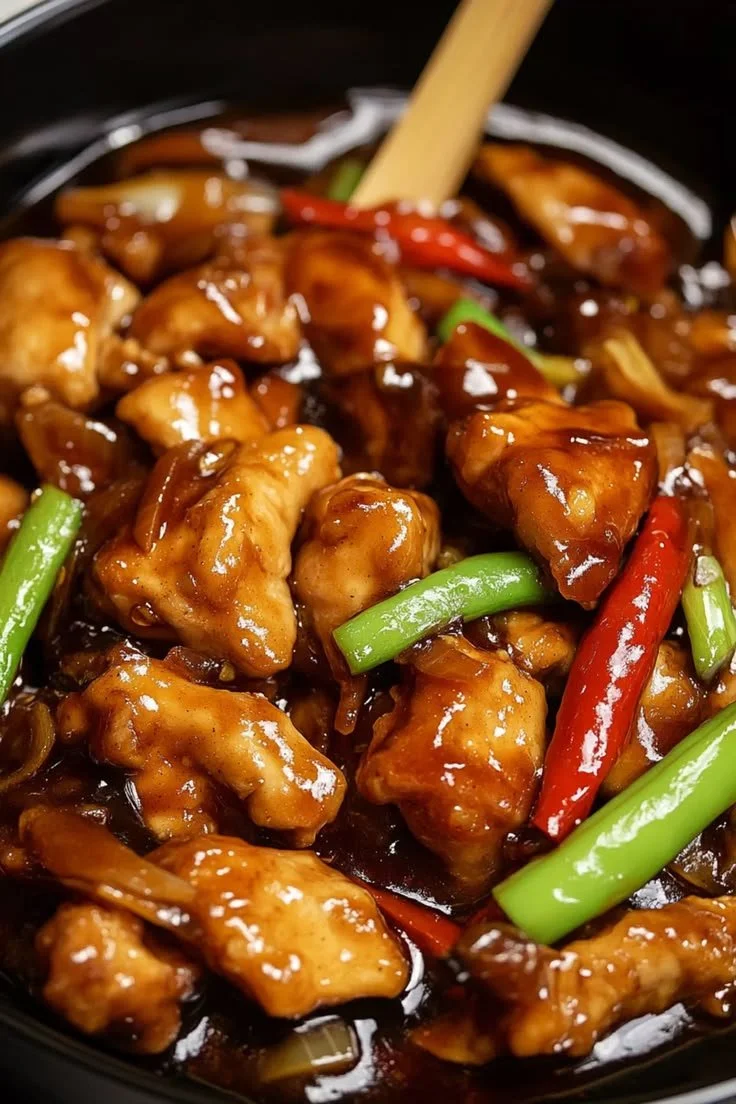 Delicious chicken with garlic sauce served in traditional Chinese style